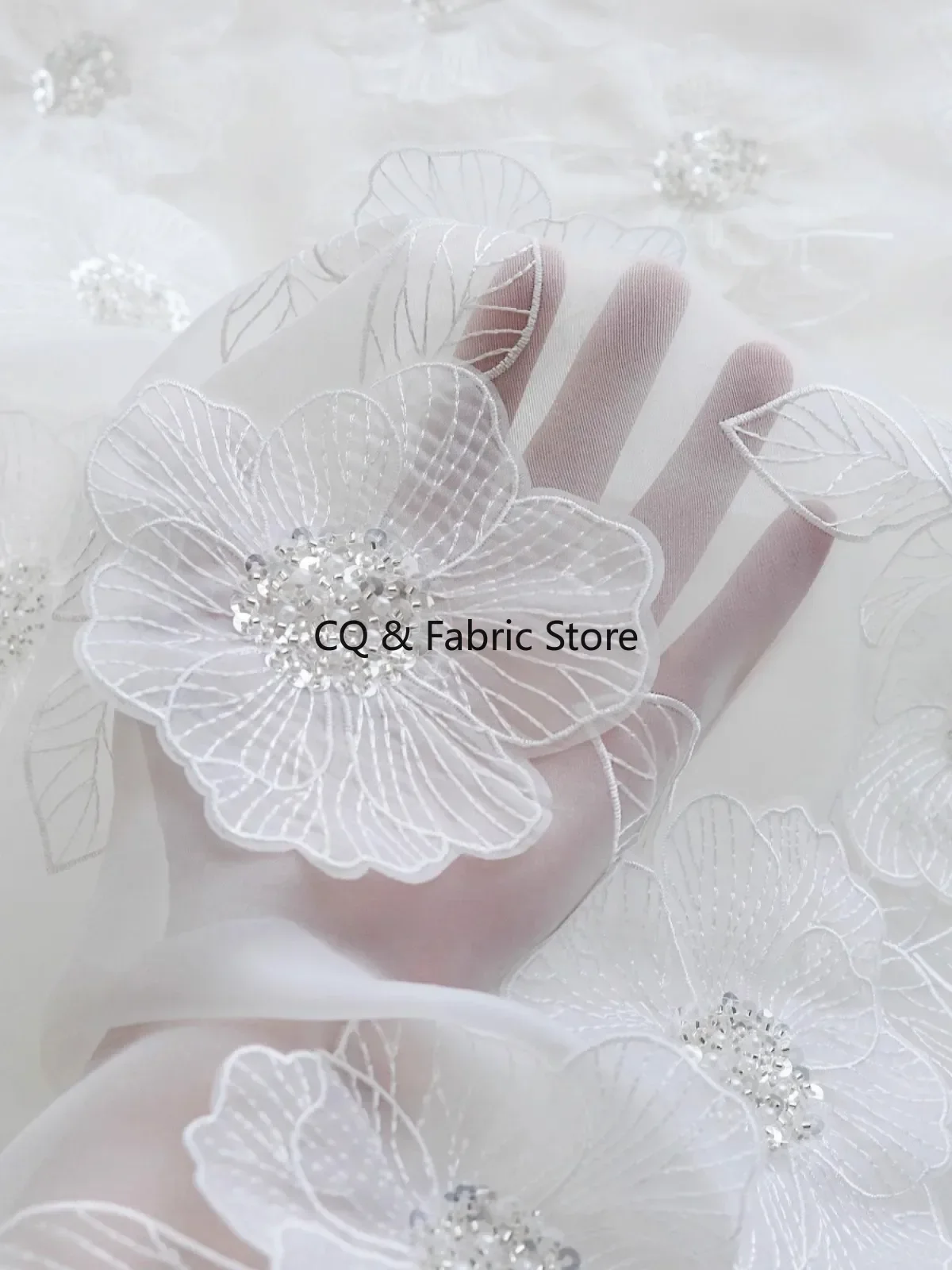 Tessuto ricamato con perle di fiori tridimensionali in organza ad alta densità per tessuto di design per abiti da sposa e da sera