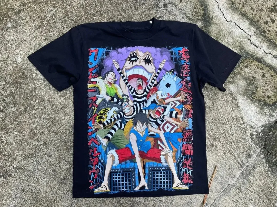Camiseta estampada 100% algodón Summer2026One Piece: "La Gran Prisión Bajo el Mar" con tema de foto de grupo de alto impacto para niños y niñas