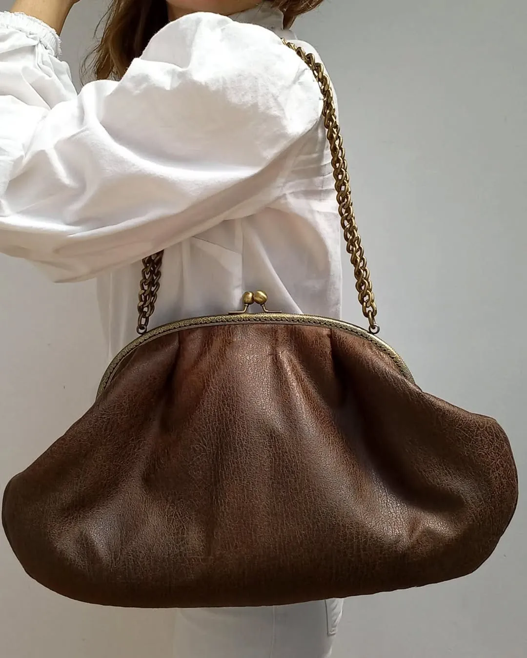 Lost in Vintage Distressed Leather Tailored Leather Bag Antique Tongues with Handles Metal Frame Kiss Lock Purse 38x24x8cm Canta