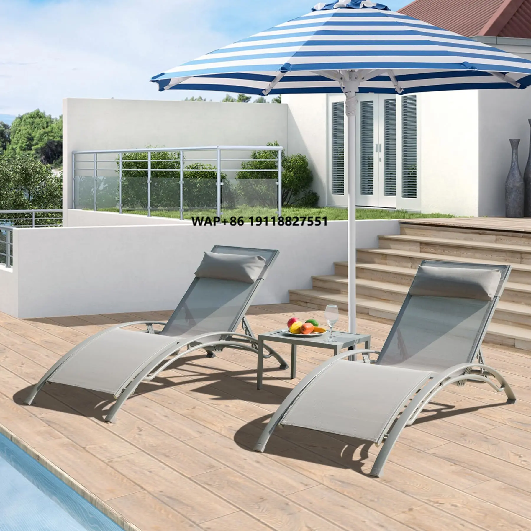 مجموعة كراسي استلقاء للتشمس مكونة من 3 قطع من الألومنيوم قابلة للتعديل في الهواء الطلق وطاولة جانبية معدنية لجميع الأحوال الجوية بجانب حمام السباحة في الفناء الخلفي