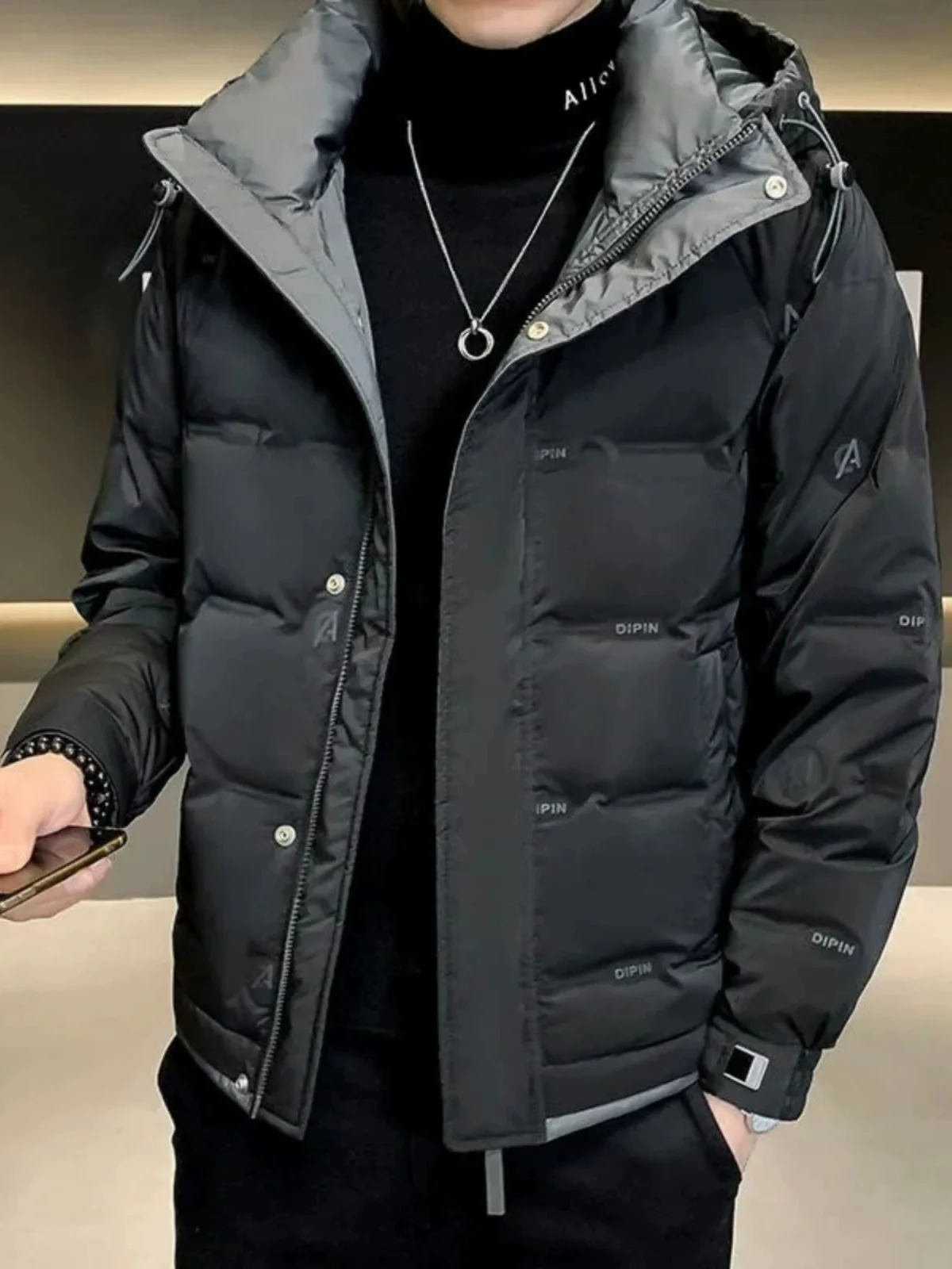 

Зимняя утолщенная короткая пуховая куртка для мужчин: модная брендовая теплая куртка с капюшоном, утепленная, для защиты от холода, молодежный уличный стиль