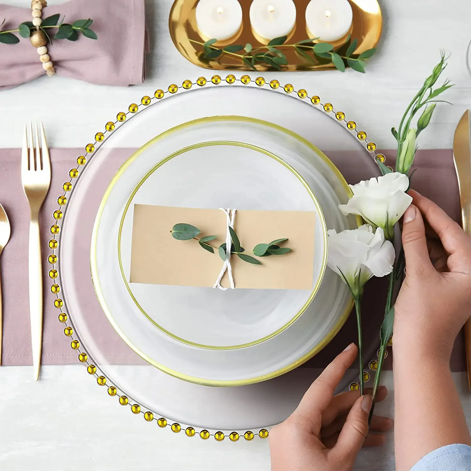 

13-дюймовые прозрачные пластиковые круглые тарелки для зарядного устройства с бисерным ободом, тарелки для зарядного устройства для ужина, акриловая декоративная сервировочная тарелка, 50 шт./100 шт.