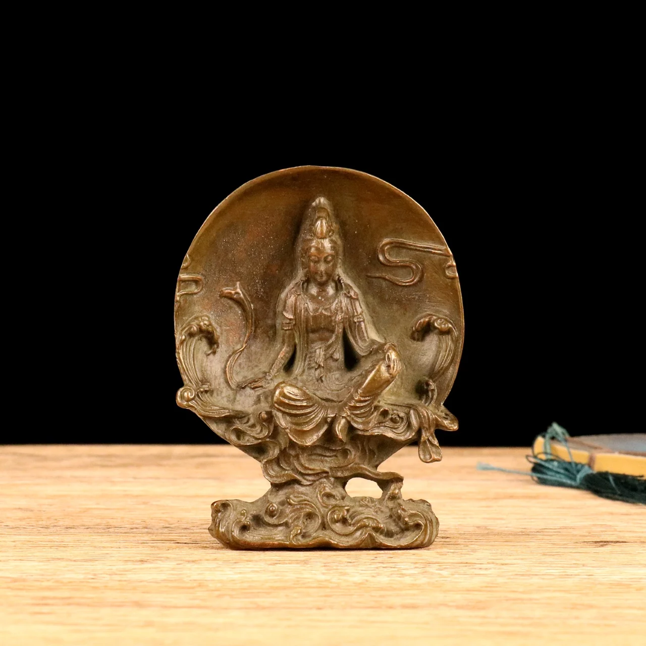 Exquisite copper alloy Guanyin statue Weight 430g Left and right width 7.9cm, front and back length 2.7cm, height 10cm