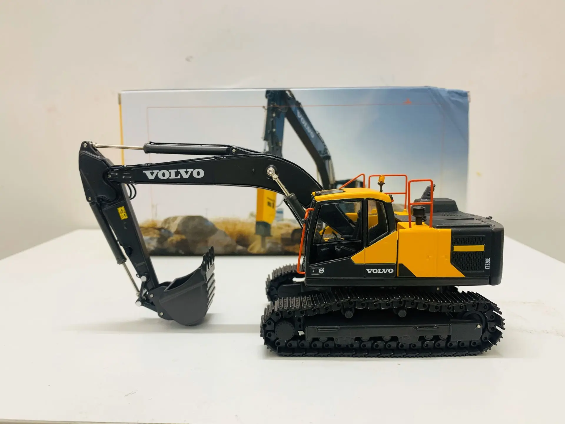 EC220E Crawler Excavator 1/50 Scale DieCast Engineering Machinery Model New Box