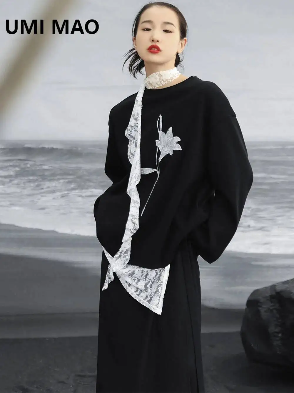 

UMI MAO Black Velvet Hoodie For Women Autumn Winter New Collection Color Contrasting Lily Embroidered Round Neck Design Top