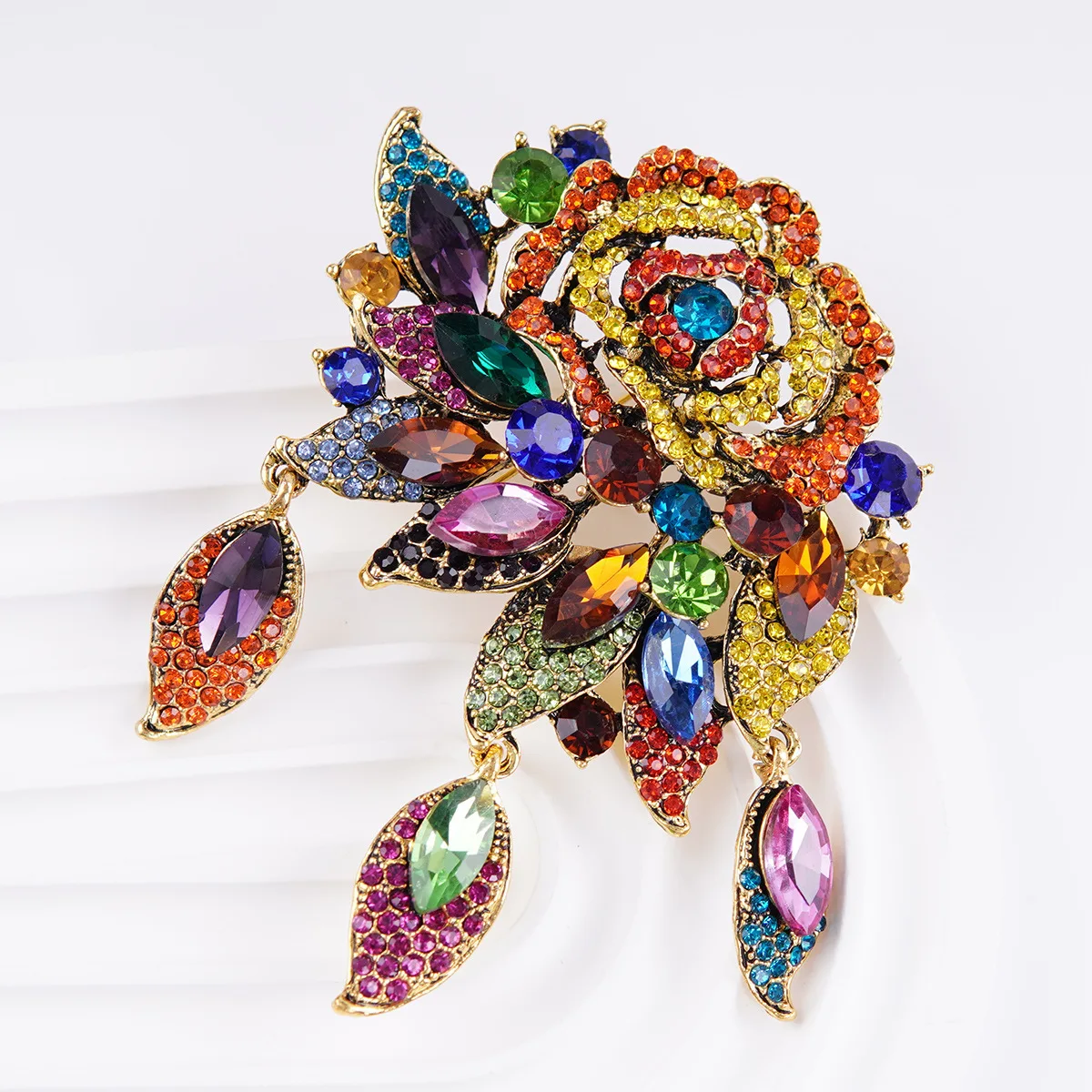 المرأة الأنيقة الفاخرة الساطع كريستال بروش مبالغ فيها زهرة شكل الملحقات دبابيس