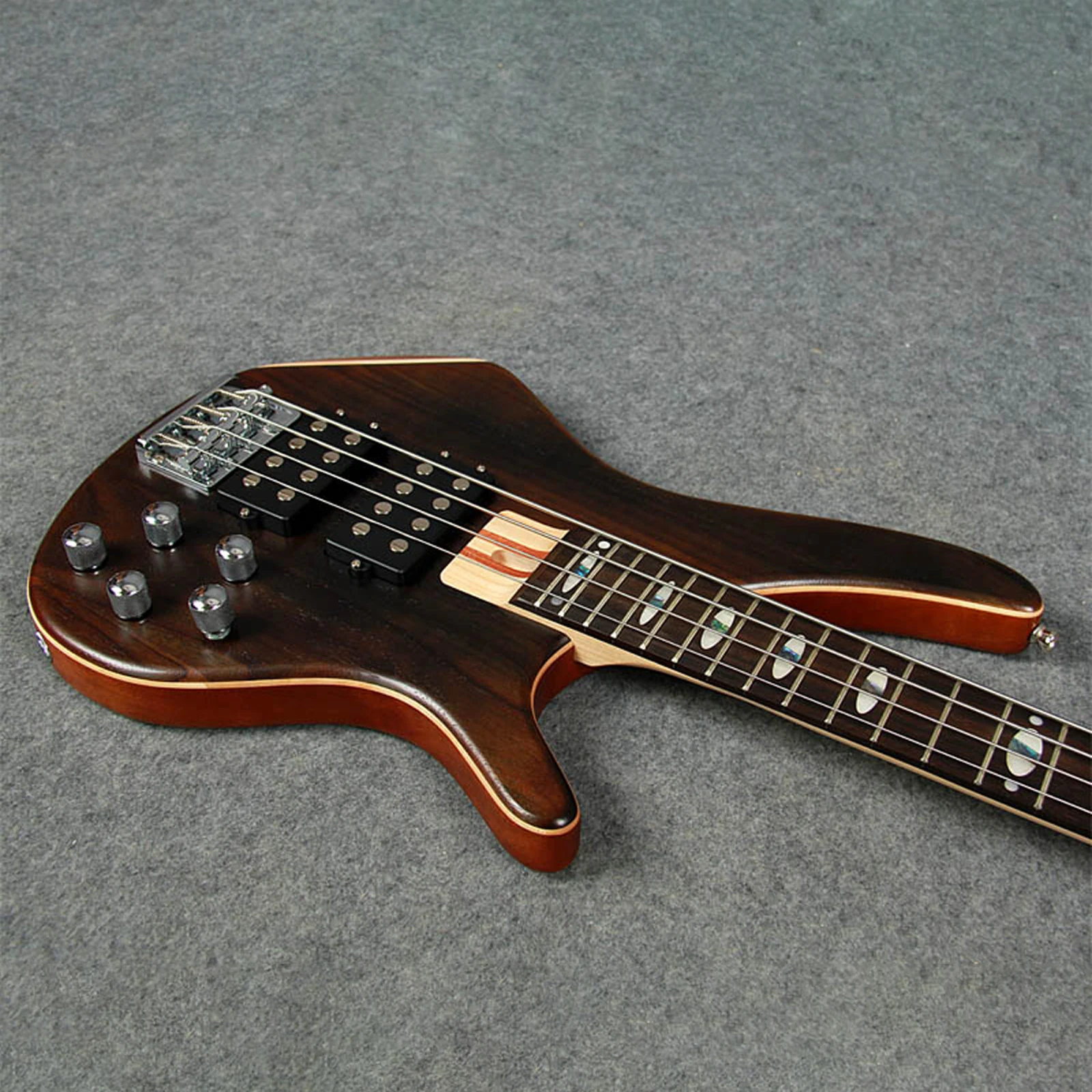 4 String Electric Bass Guitar 24 Fret Active HH Pickups 3-Layer Wood Body 5-Piece Maple Neck Rosewood Fretboard Active EQ