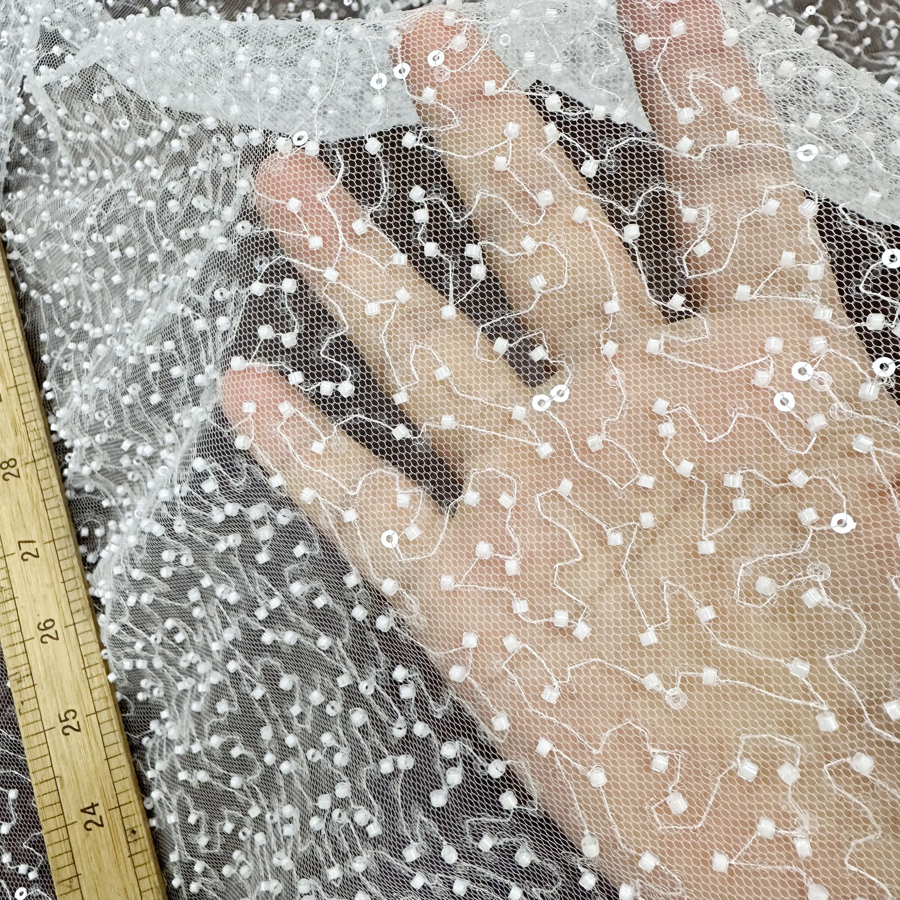 tessuto-in-pizzo-con-applicazioni-di-perline-e-paillettes-3d-disponibile-in-larghezza-completa-accessori-di-alta-qualita-personalizzabili-per-abiti-da-sposa-progetti-fai-da-te-e-servizi-fotografici-di-viaggio-1-yard
