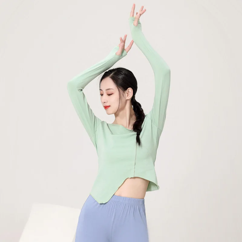يشير ملابس ممارسة الرقص والقمصان والأغطية النسائية إلى ملابس الجسم الصيفية بأكمام قصيرة ورقص الرقص الكلاسيكي الصيني الحديث