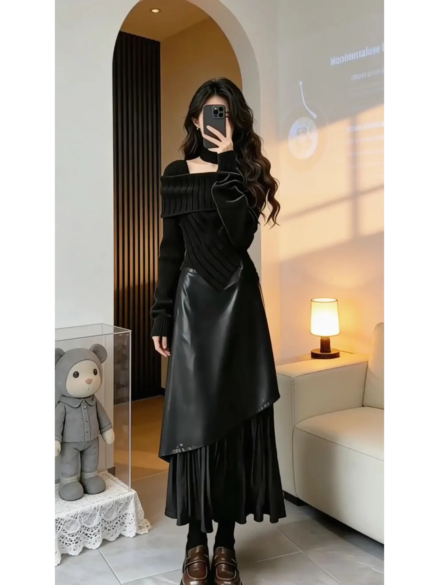 

Новый весенний женский костюм: асимметричный комплект из юбки с высокой талией и длинного топа – повседневный и комфортный.