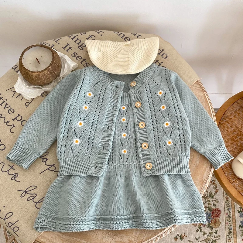 Spring and Autumn New Baby Clothing, 0-3 Year Old Female Baby, Daisy Embroidered Knitted Coat+Knitted Strap Skirt Sortable