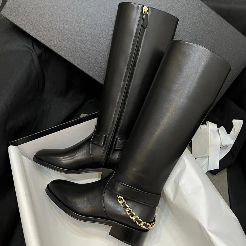 Сапоги до колена с металлической цепочкой, пикантные сапоги до колена с острым носком и квадратным каблуком, матовые кожаные новые поступления, модные женские современные сапоги