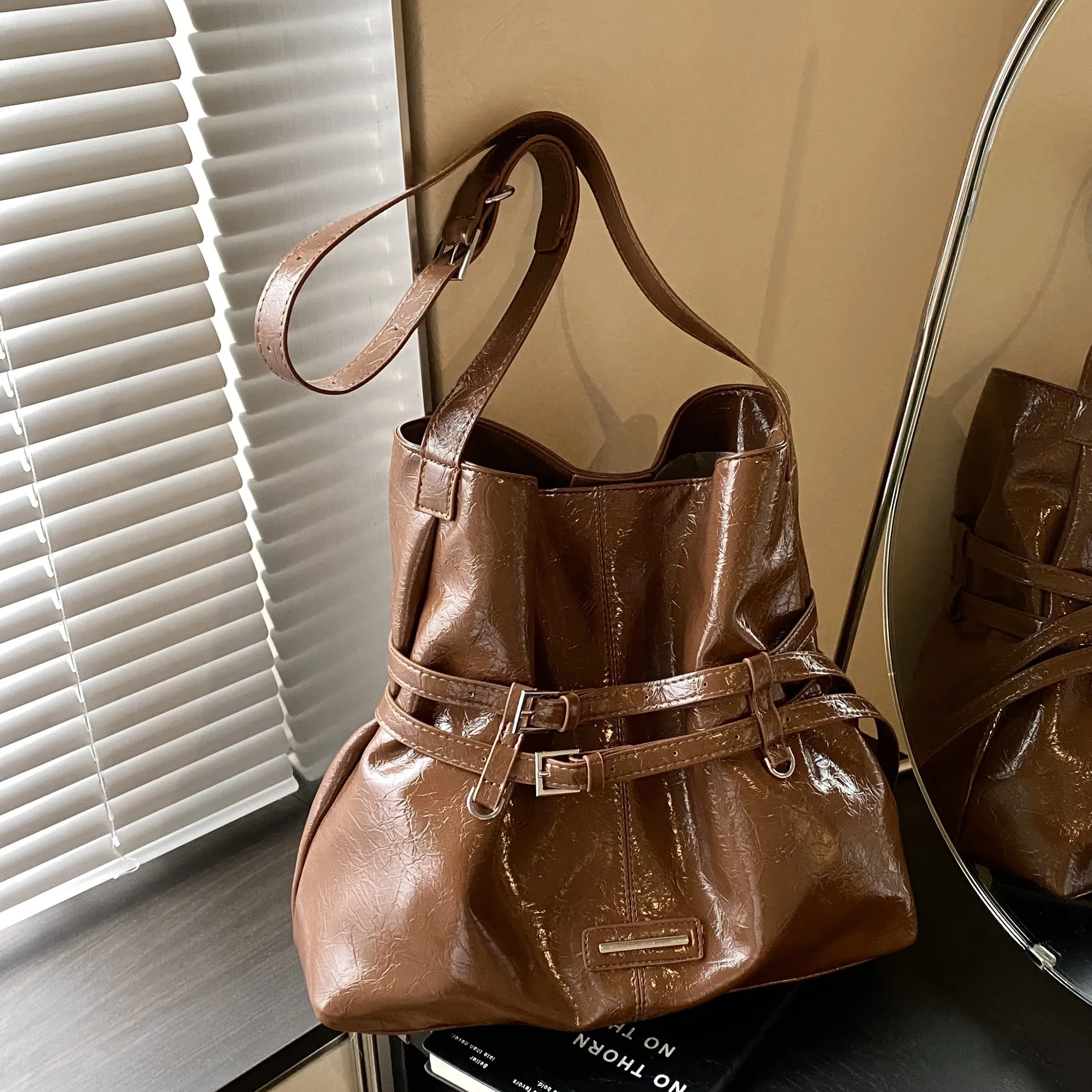 

2025 New Autumn and Winter Retro Shoulder Bag Large Capacity Oil Wax Leather Commuter Tote Bag Locomotive Cool Shoulder Bag