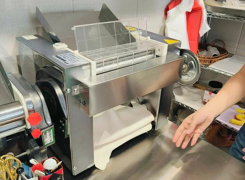 Electric Dough Press machine Desktop Commercial Automatic Dough Rolling machine 2200W Dough Kneading machine Doughmaker