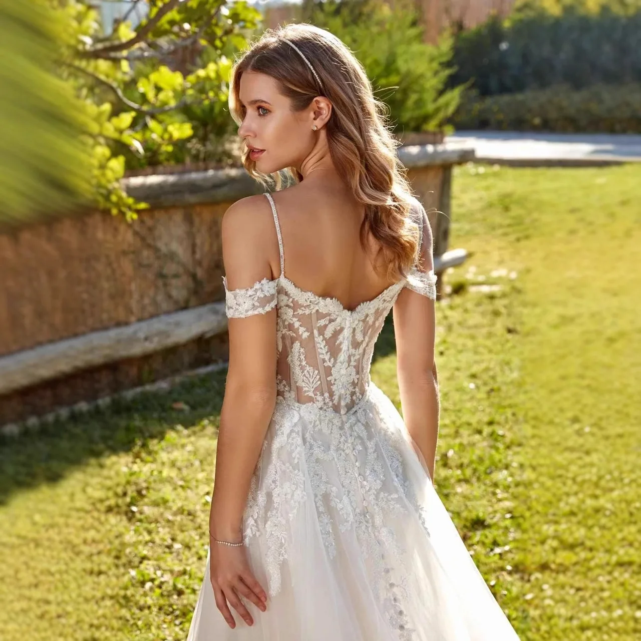 Abito da sposa romantico senza maniche in tulle A-Line con scollo a V Sweep Train Appliques Abiti da sposa Boho da spiaggia sexy 2025 Personalizzato gratuito