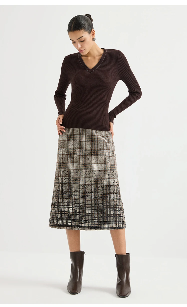 BY3621711 Damen-Pullover mit tiefem V-Ausschnitt, Lurex-Rippstrick-Wollmischung, langen Ärmeln, V-Ausschnitt, Kettenverzierung, schlanke Passform, dezenter Luxus für den frühen Herbst – Detail 17