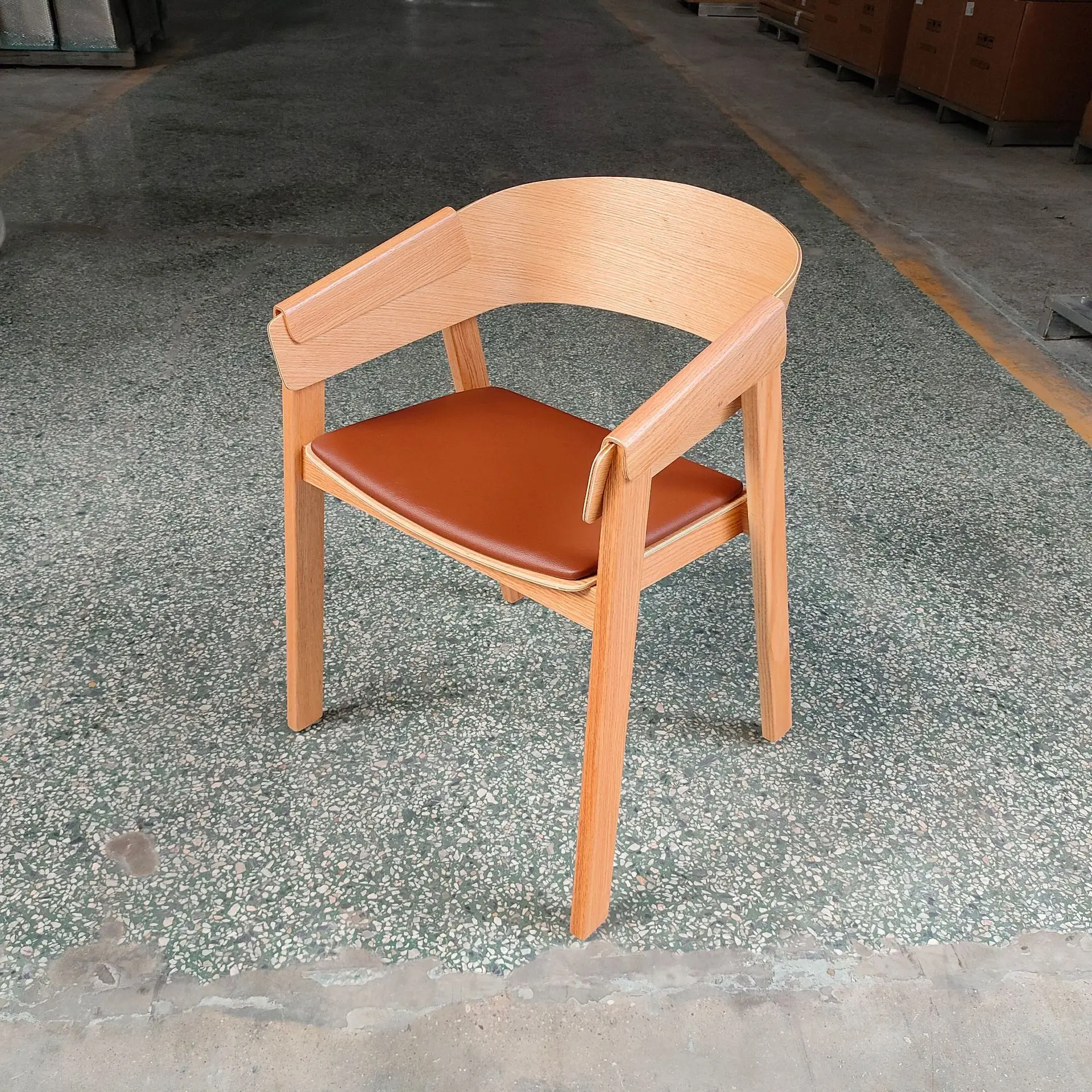 Anpassbarer nordischer Sessel mit Rückenlehne