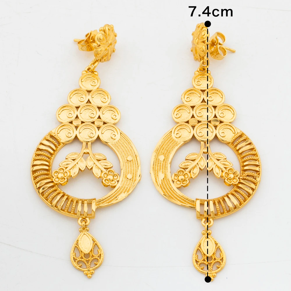 Schmuckset in italienischer Goldfarbe für Damen, bestehend aus Anhänger-Halskette und Ohrringen, im Bohème-Stil, ideal für den täglichen Gebrauch. – Detail 9