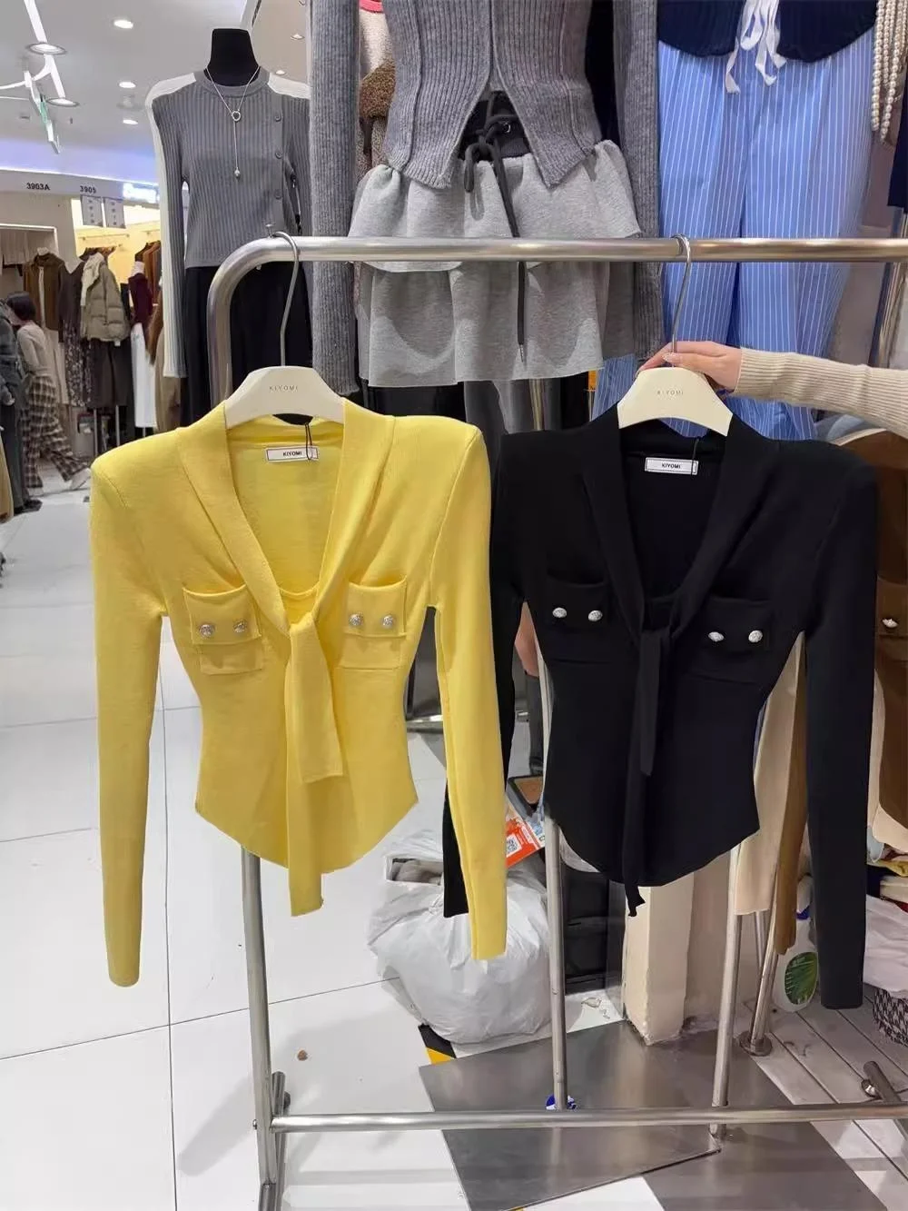 كنزة كيومي الجديدة لخريف وشتاء بتصميم كوري مع ياقة على شكل V وشال، أنيقة وعصرية، تُظهر الرشاقة، مصنوعة من ألياف البوليستر #3