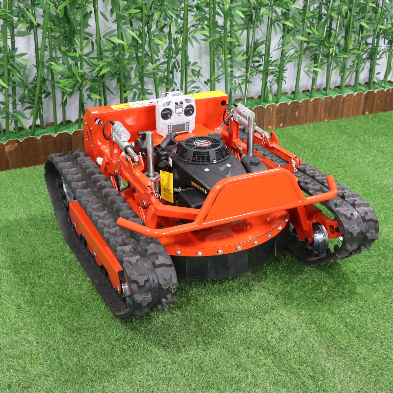 

Профессиональная высокопроизводительная газонокосилка с дистанционным управлением, самоходная, с четырехтактным двигателем, настраиваемая под заказ.