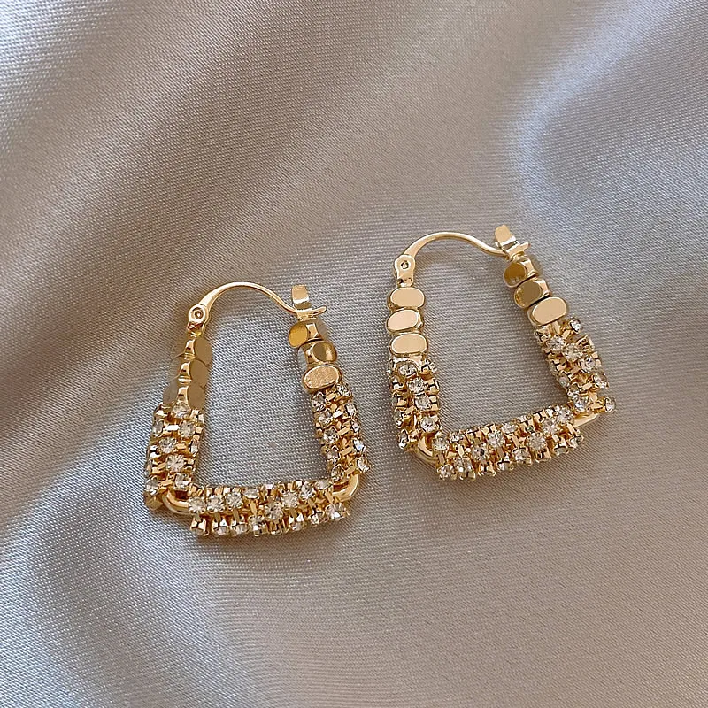 Neujahrsdesign: Geometrische, unregelmäßige Micro-Set-Zirkon-Metallohrringe, luxuriöse Ohraccessoires für Frauen im Jahr 2025, Modeschmuck – Detail 7