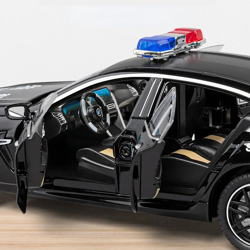 Voiture de police BMW M8 en alliage, modèle en métal moulé sous pression, son et lumière, côtes arrière, jouet, ordinateur, ornements de bureau, cadeau d'affichage, 1:24