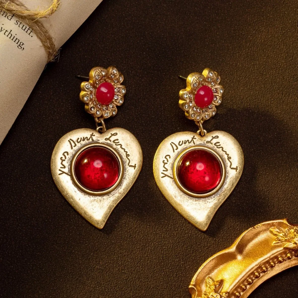 

Vintage Heart-shaped Earrings with Red Glass Flowers and Retro Engraving – Exquisite and Elegant Earrings