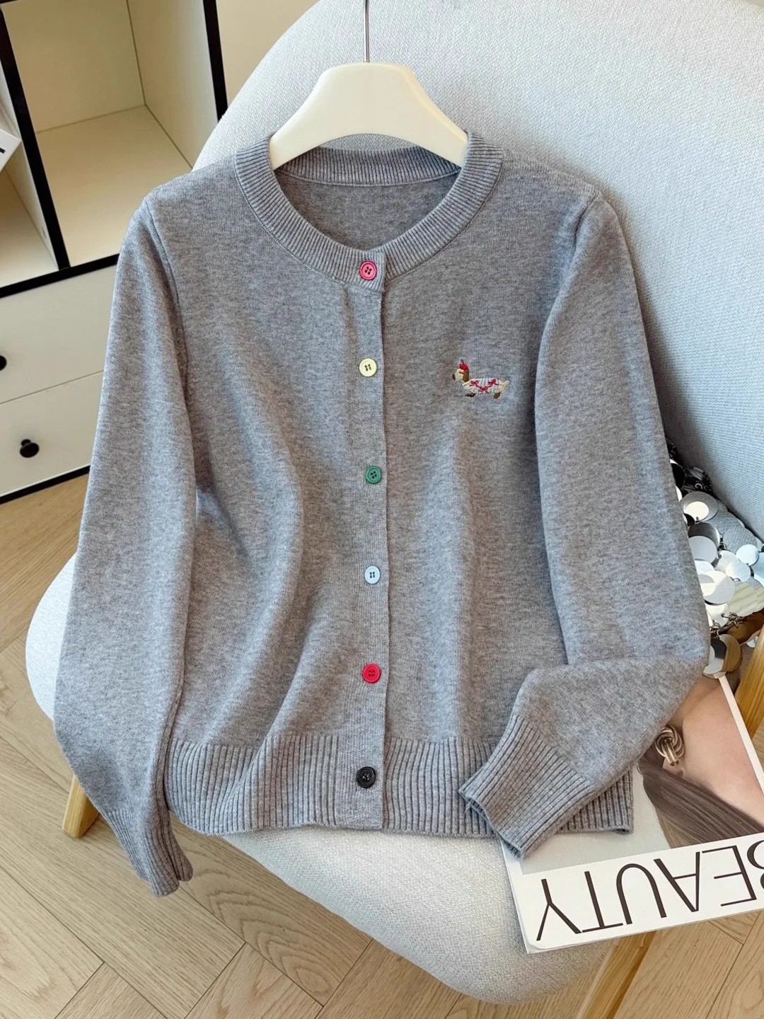 

Утепленный вышитый мягкий кардиган-свитер женский осенне-зимний в корейском стиле с круглым вырезом, омолаживающий образ, на пуговицах