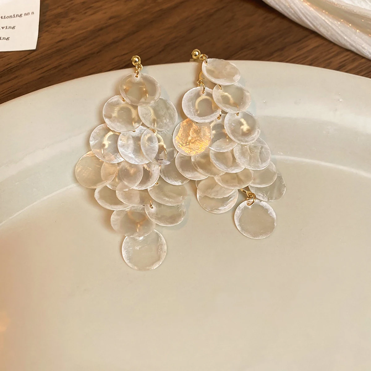 أقراط للنساء تصميم أنيق على شكل صدفة للصيف على عطلة الشاطئ مجوهرات عصرية مصنوعة يدويًا وإكسسوارات هيبوالرجينيك فريدة من نوعها