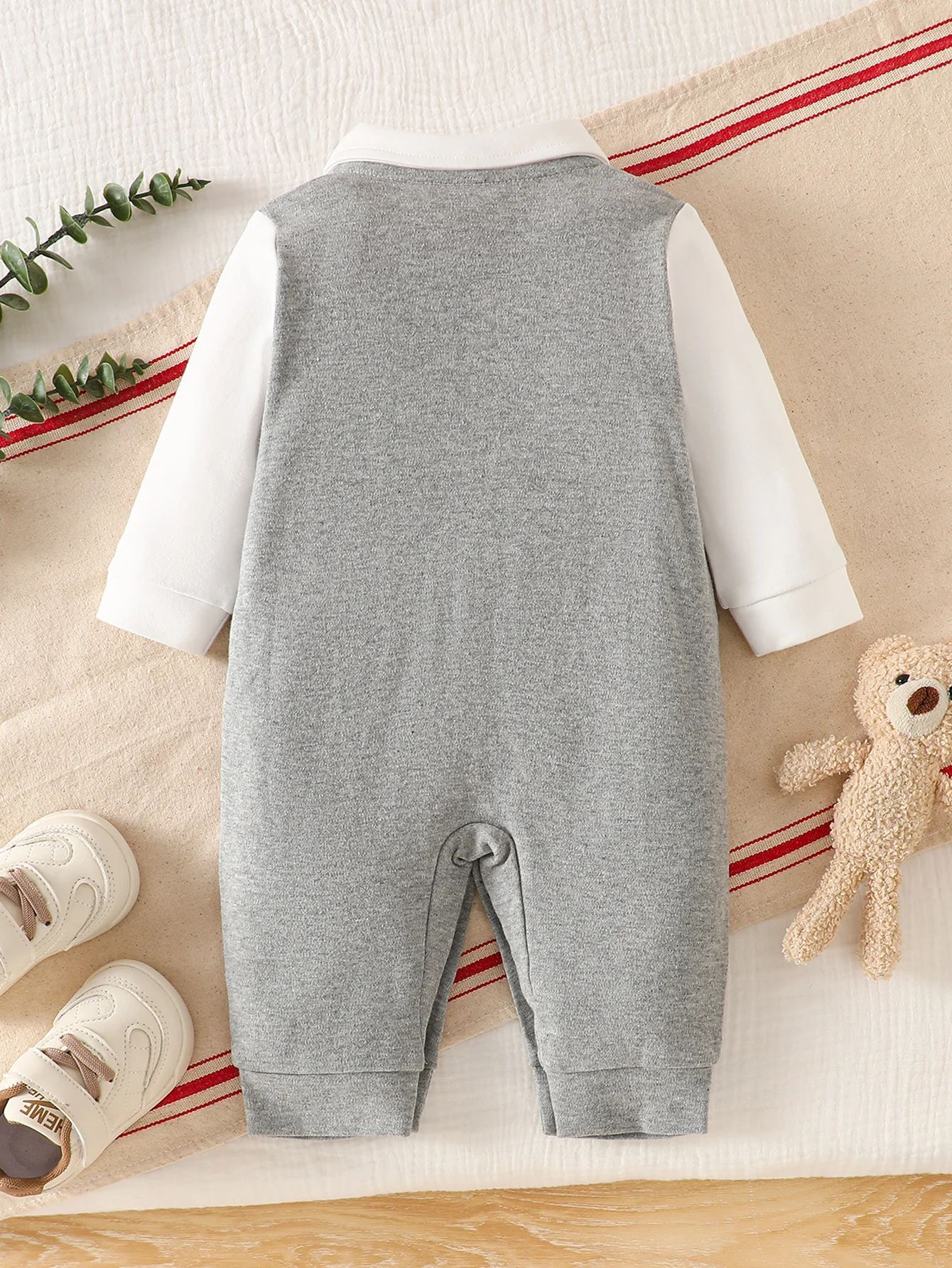 IURNXB Baby Gentleman Suit Romper Infant Boys Fake Vest Design Long Sleeve One-Piece Outfit with Bow Tie Formal Jumpsuit 1-18M