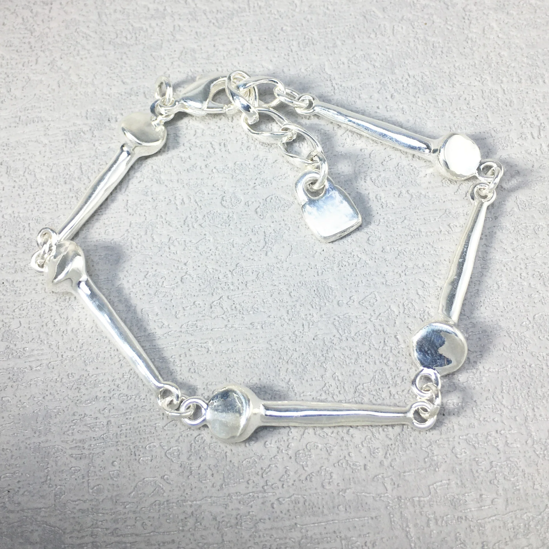 

Лето 2025 года, ниша, крутой стиль, золотой, серебряный браслет с витой волнистым узором, женские аксессуары, подарки на вечеринку для друзей