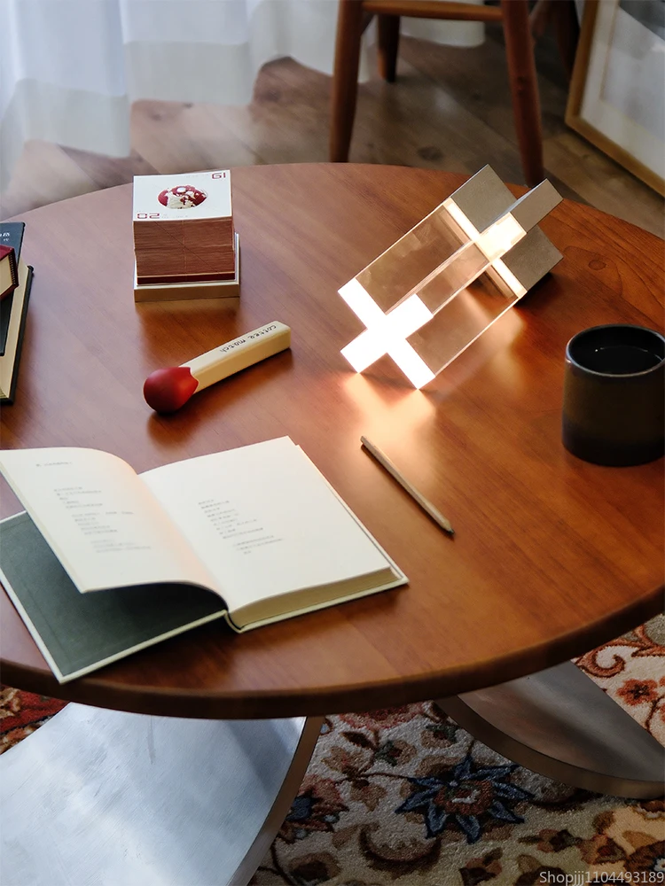 طاولة جانبية كلاسيكية فاخرة - طاولة مستديرة من الخشب الصلب للمساحات الصغيرة