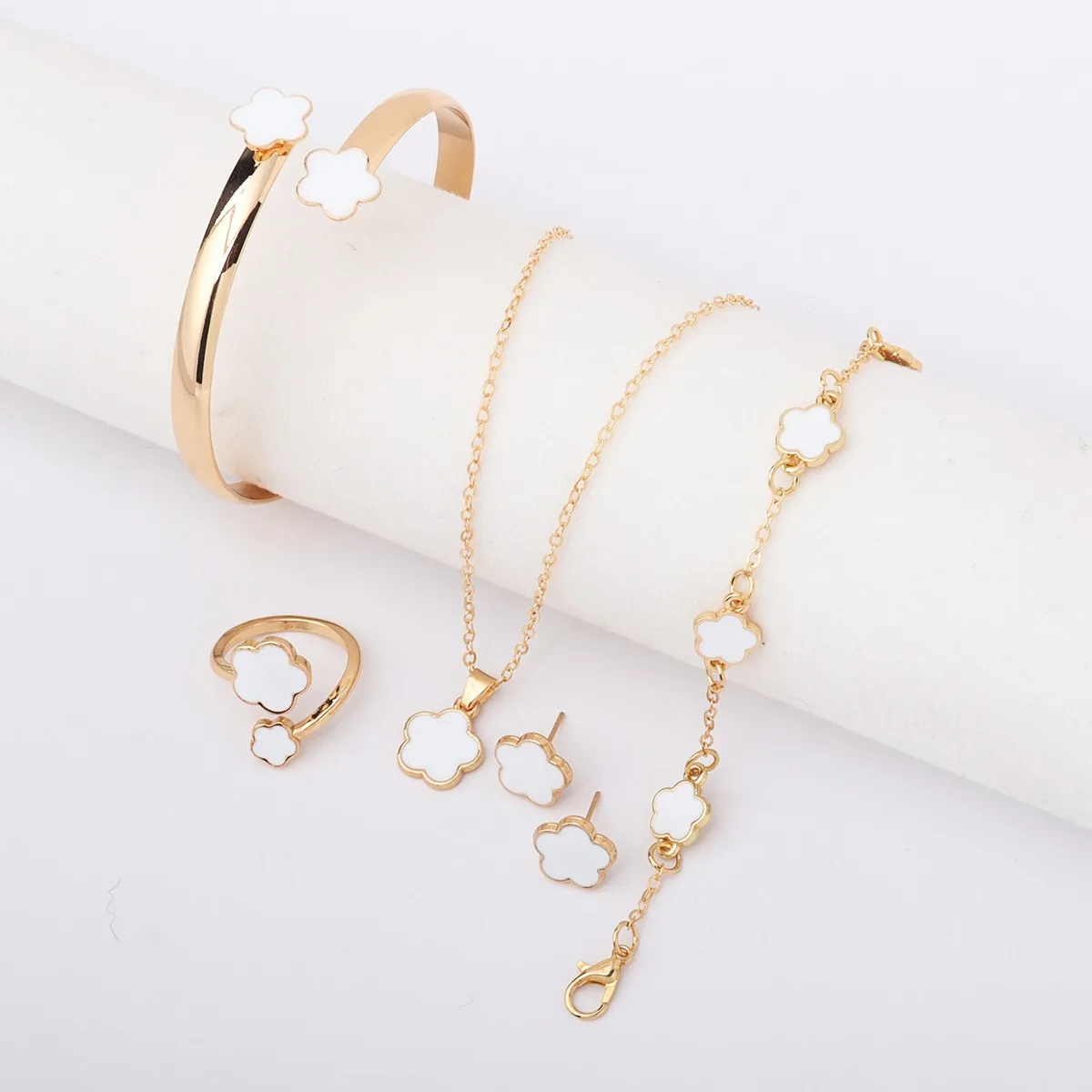 

Lucky Five Flower Bracelet Necklace Earrings Bangle Ring Jewelry Set Adjustable Plum Blossom Chain For Women Party Gift Clover