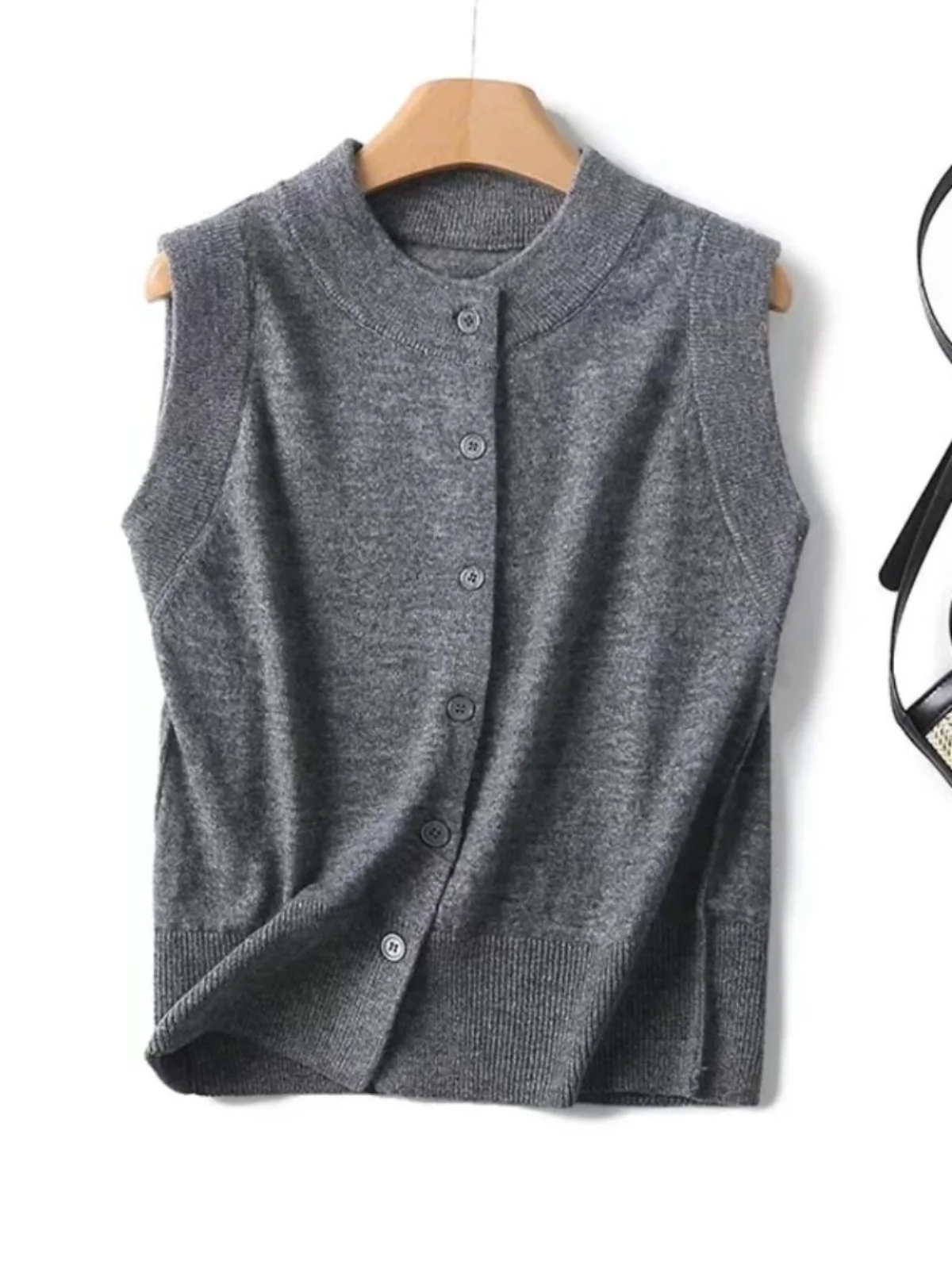 

Новое весеннее поступление, мягкий вязаный универсальный вязаный жилет с v-образным вырезом на пуговицах, топ Quali, простой дизайн, удобный для поездок на работу, длина