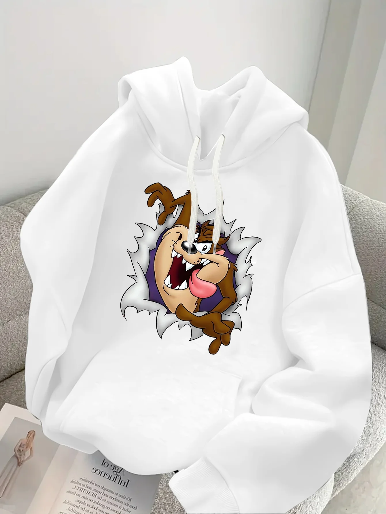 เสื้อฮู้ดผ้าฝ้ายฟลีซลายดิสนีย์ ทัสแมนเชียน เดวิล สีขาว ลายสัตว์สีน้ำตาลกำลังแสดงอารมณ์ดุร้าย พร้อมลายพิมพ์ด้านหน้าขนาดใหญ่