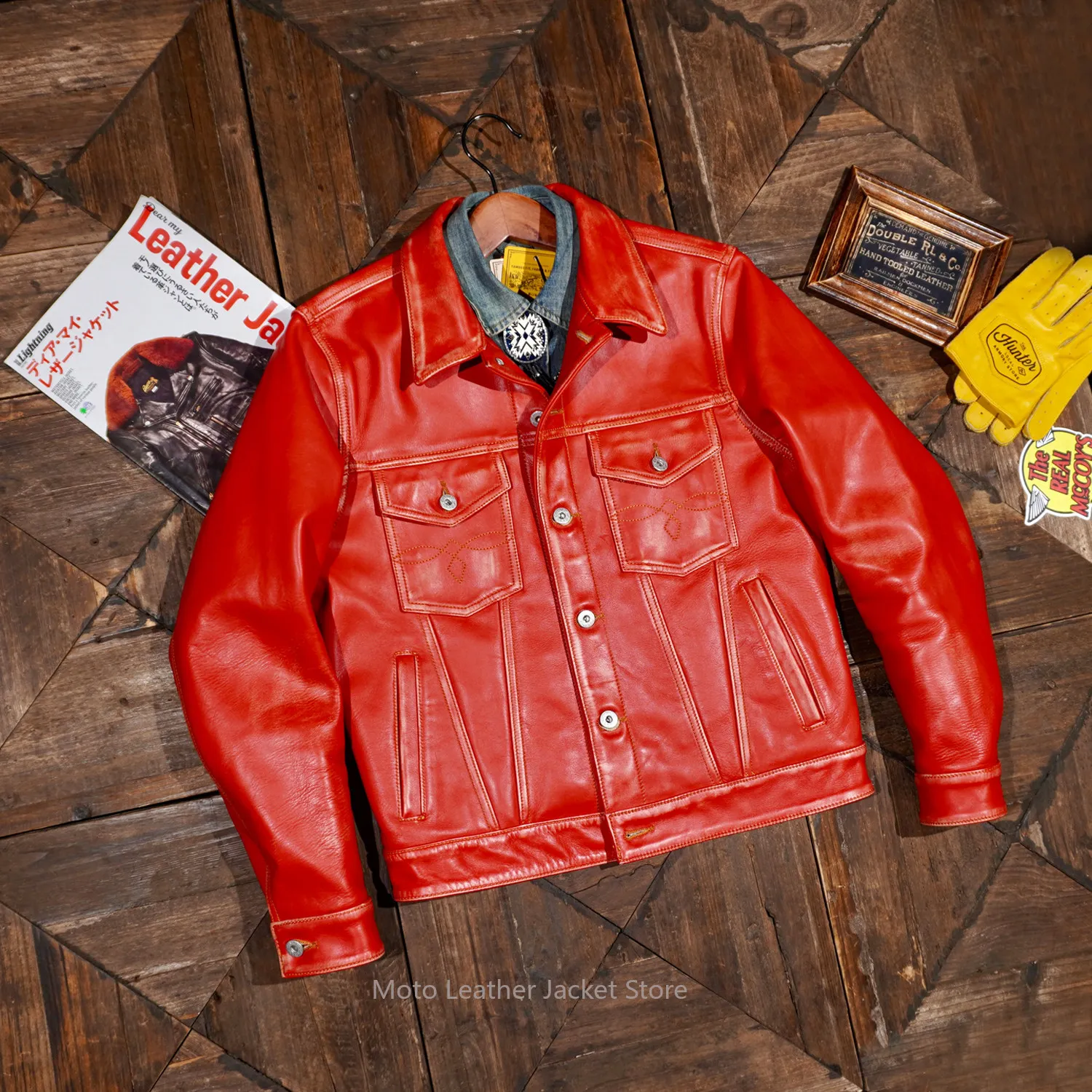 

Классическая мужская короткая куртка-косуха из натуральной воловьей кожи (первый слой) с эффектом потертости, красная, в стиле деним.