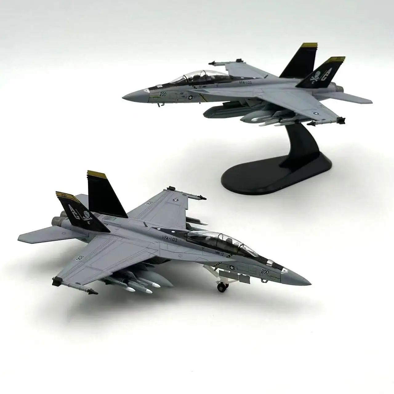 

Diecast 1:100 Scale American F/A-18 Pirate Flag Squadron Fighter F18 Carrier-based Alloy Aircraft Model Collectible Toy Gift