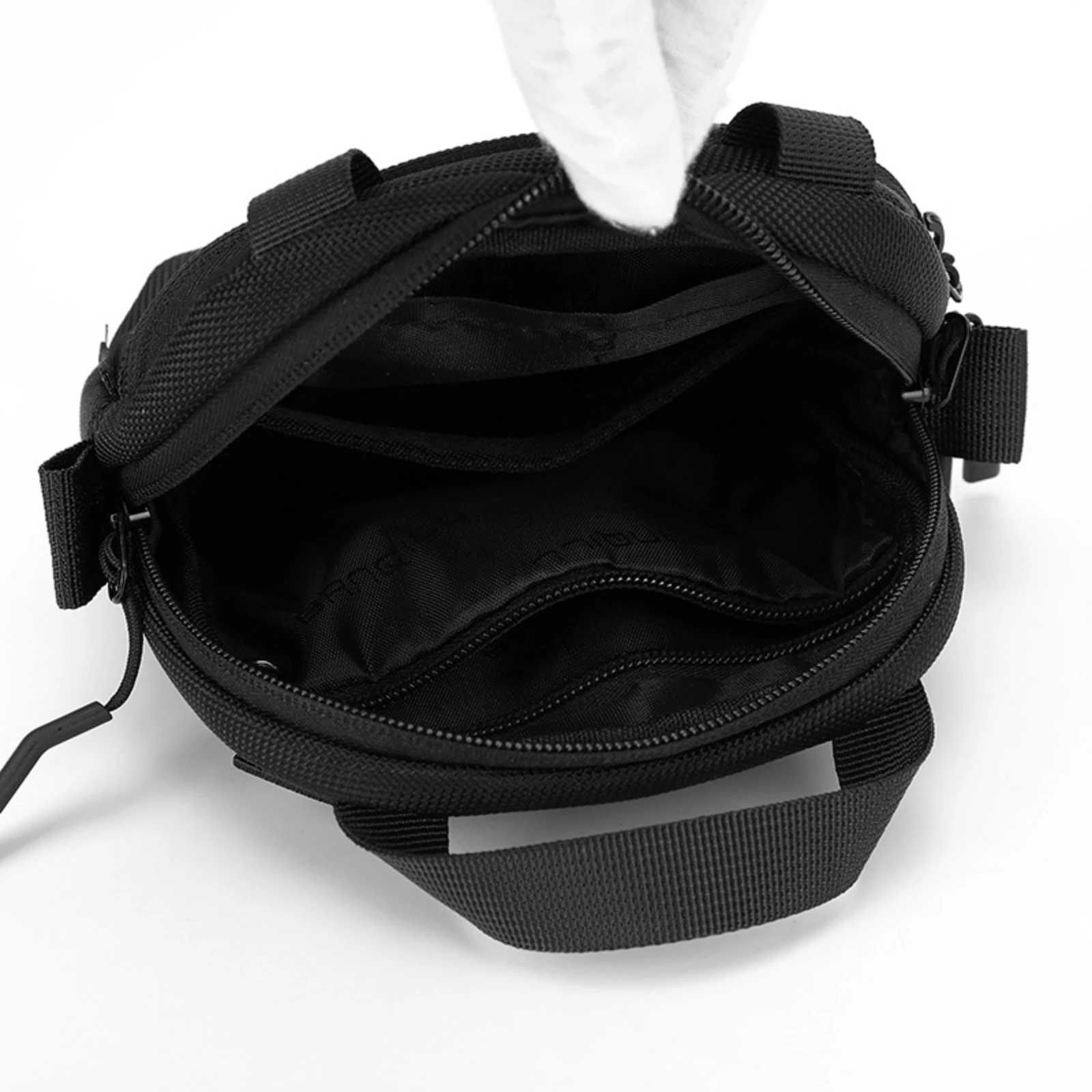Men's Casual Nylon Shoulder Bag Lightweight Everyday Carry Shoulder Bag with Zipper Closure Sleek Easy to Clean