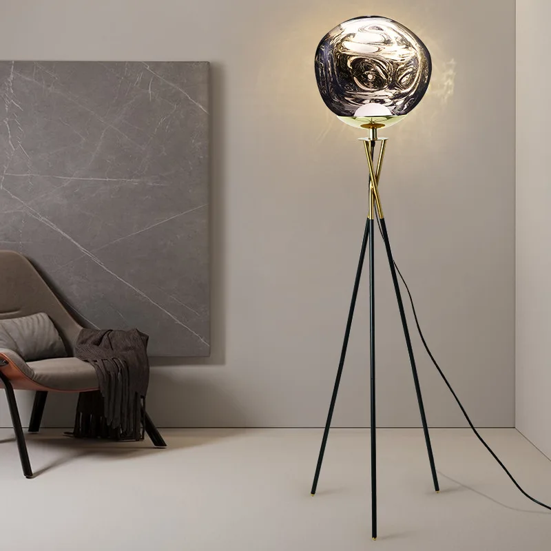 Диван для гостиной рядом с атмосферным торшером виллы в спальне