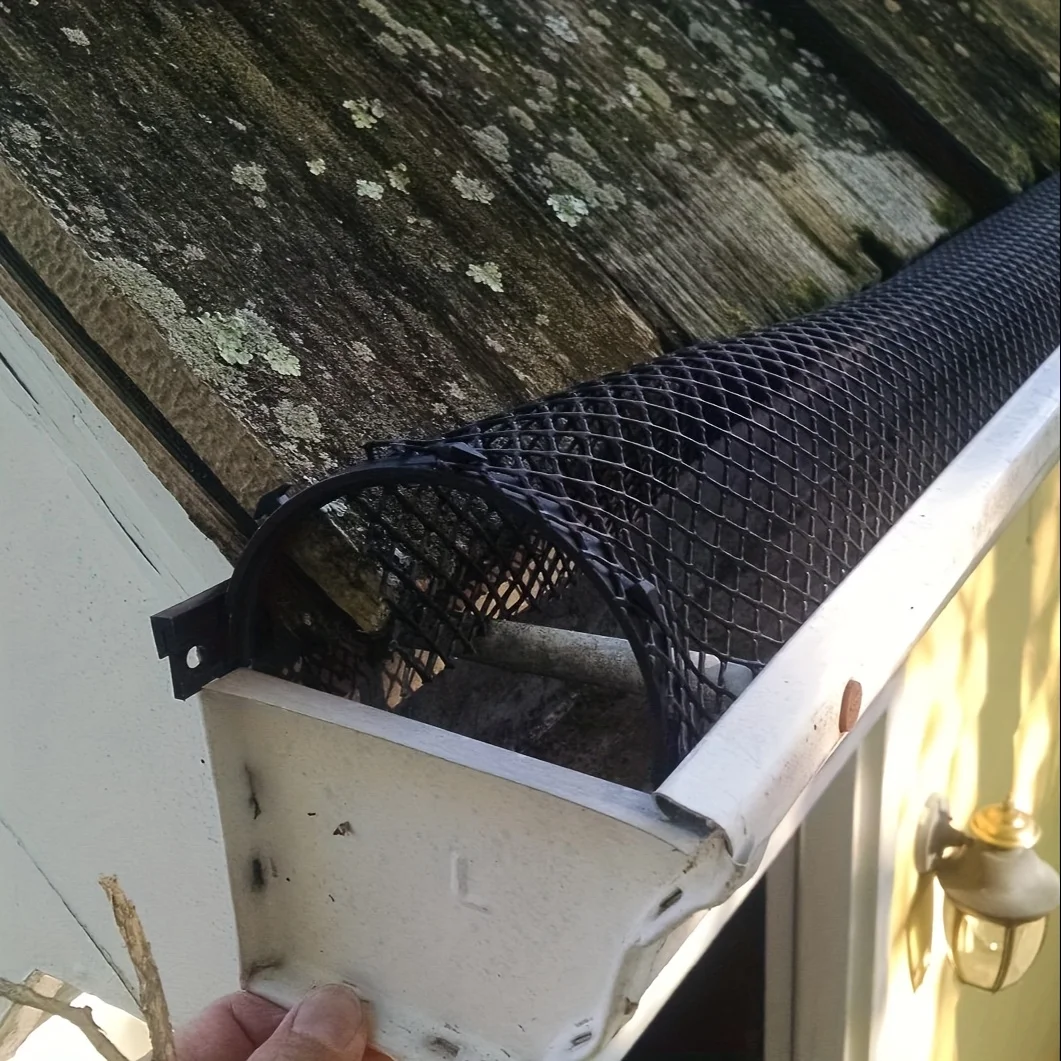 1Roll Practical Convenient Easy Install Gutter Guard Mesh Roll With Hooks Plastic Leaffilter Bird Blocker Net For Roof Gutters D