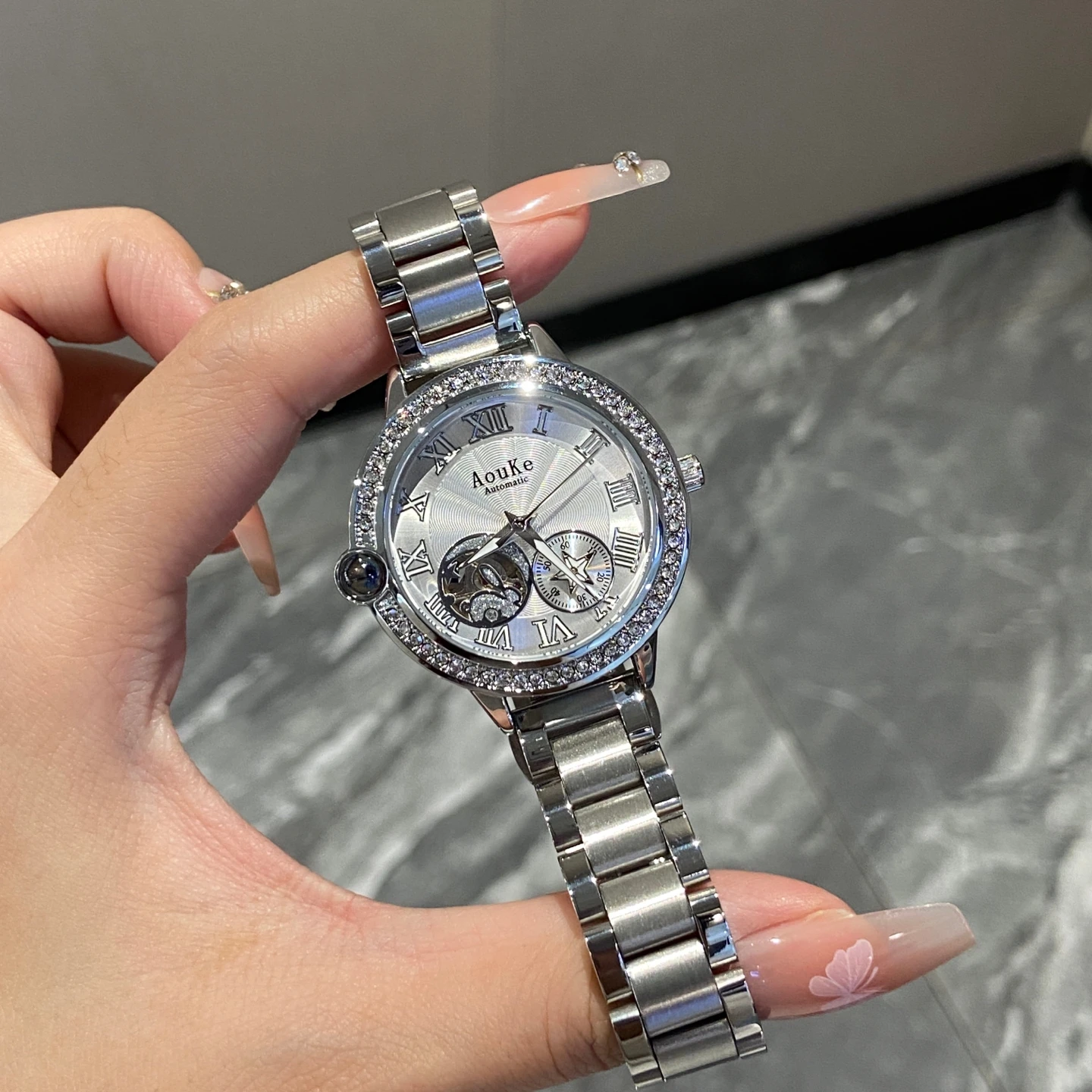 2025 ساعة ميكانيكية مجوفة جديدة للنساء مزاجه فاخر كامل الماس الميكانيكية ساعة نسائية عادية موضة ساعة هدية