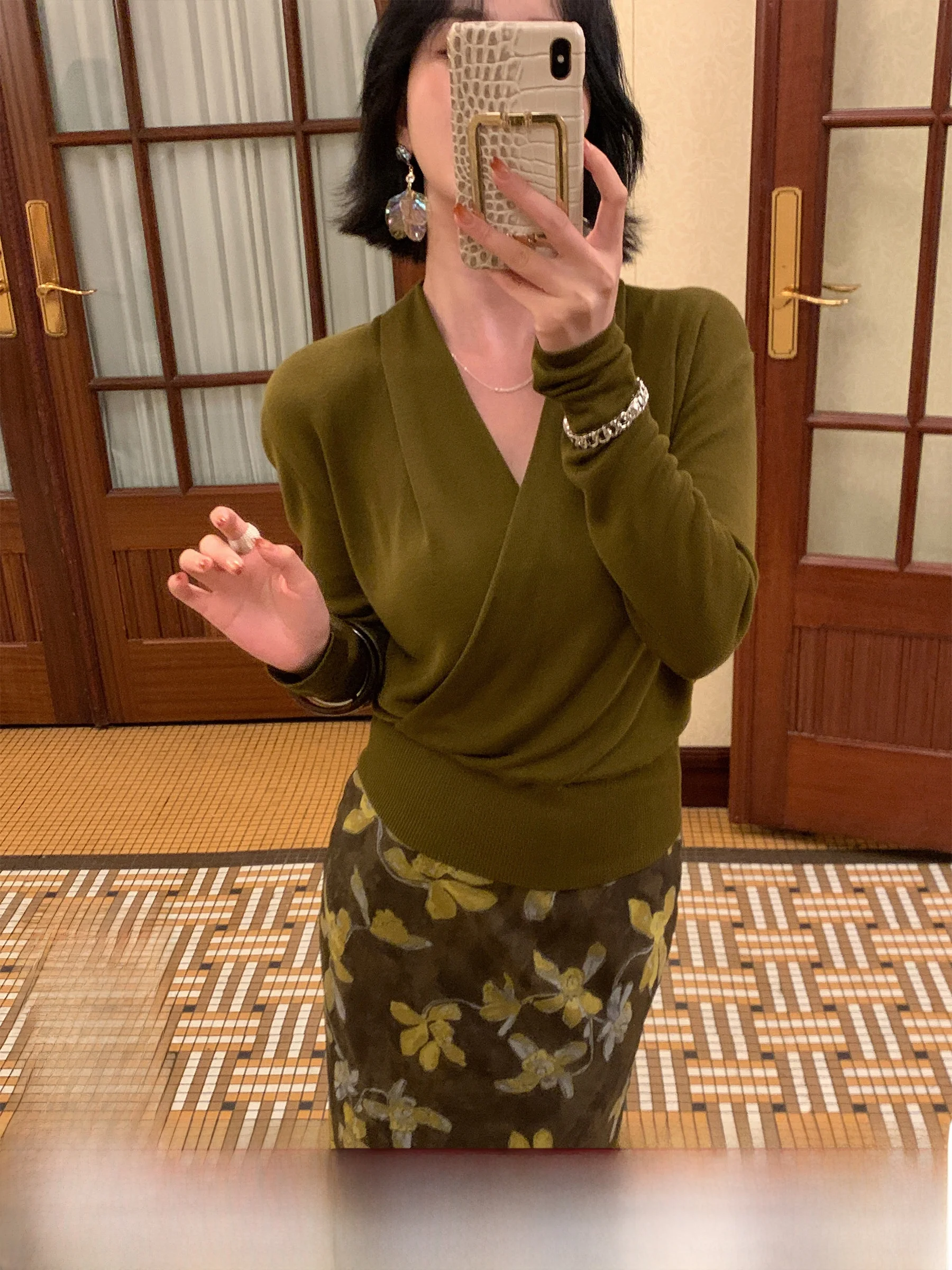 

Удобный женский трикотажный джемпер с V-образным вырезом, свободного кроя, с длинными рукавами, осенняя новинка, модная повседневная одежда