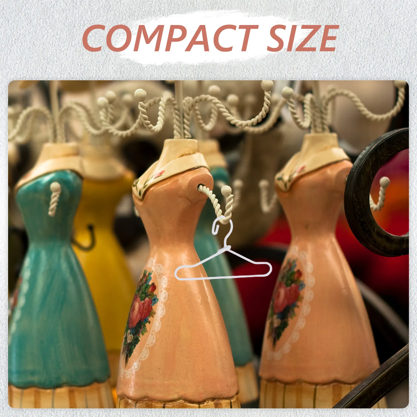 

50 шт. мини-вешалок, компактные легкие вешалки для одежды, для украшения кукольного домика, организации хранения одежды, миниатюрные вешалки для гардероба