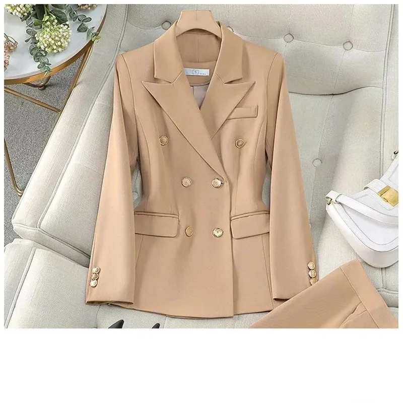 

Женский двубортный приталенный блейзер-костюм: Элитный деловой комплект для весны и осени