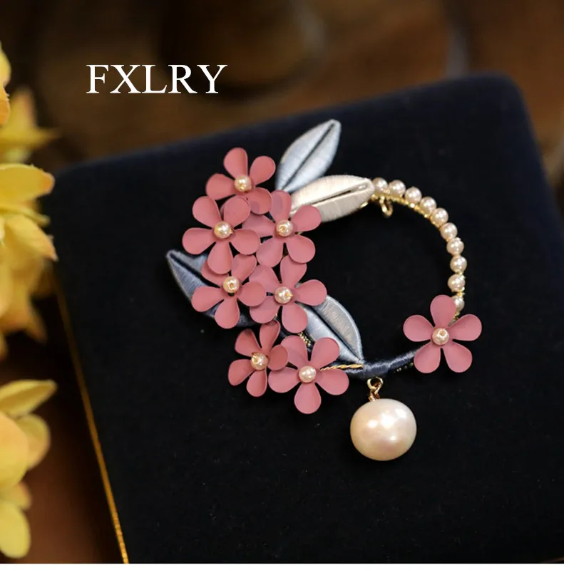 

FXLRY Original Desig Vintage Flower Pearl Brooch Autumn Winter Coat Cardigan Sweater Pin Accessories Corsage Button Pin Woman