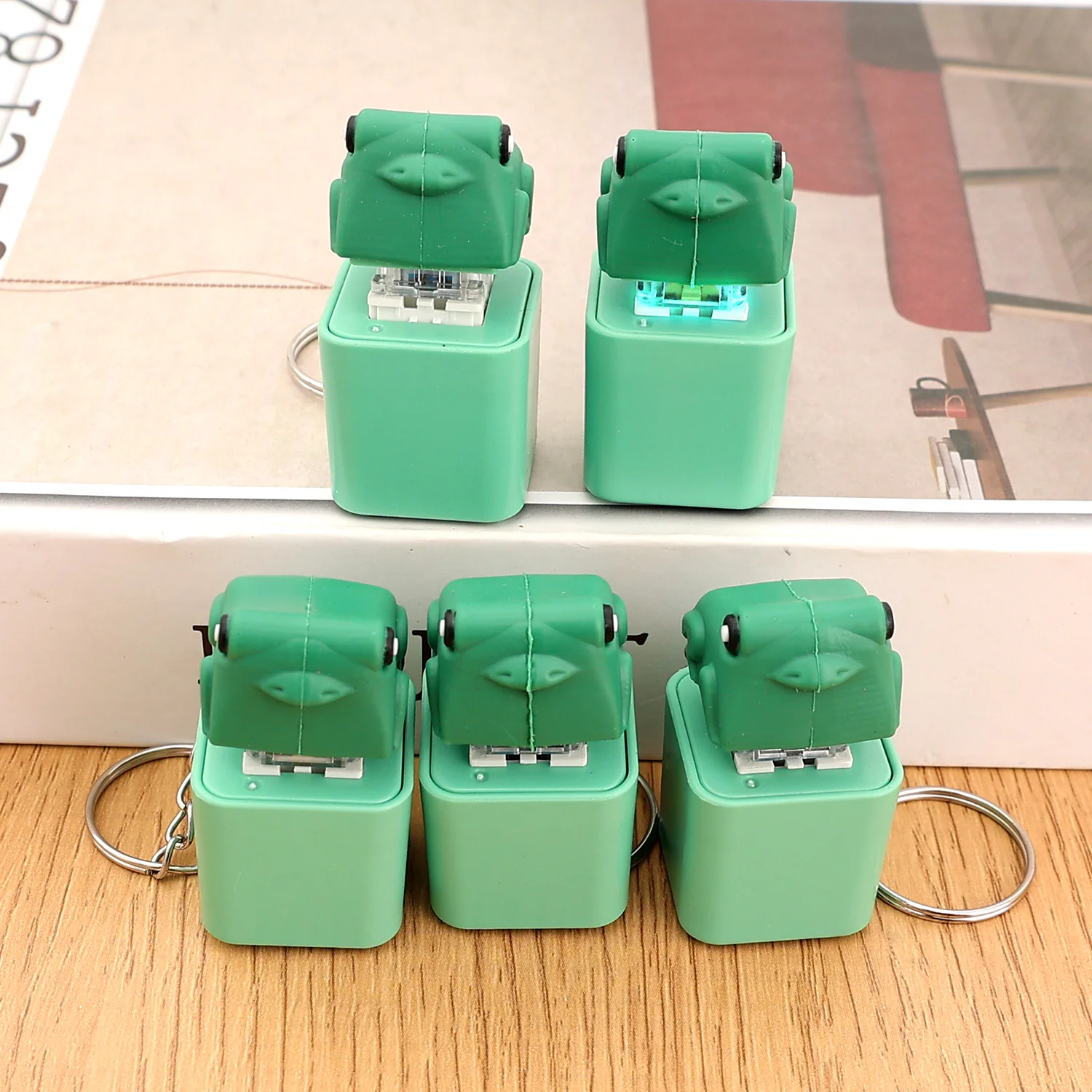 مضحك كروكينج الضفدع المفاتيح الإبداعية الضفدع لوحة المفاتيح تململ انقر الضفدع الصوت المفاتيح مع ضوء LED لسلاسل المفاتيح الإغاثة الإجهاد