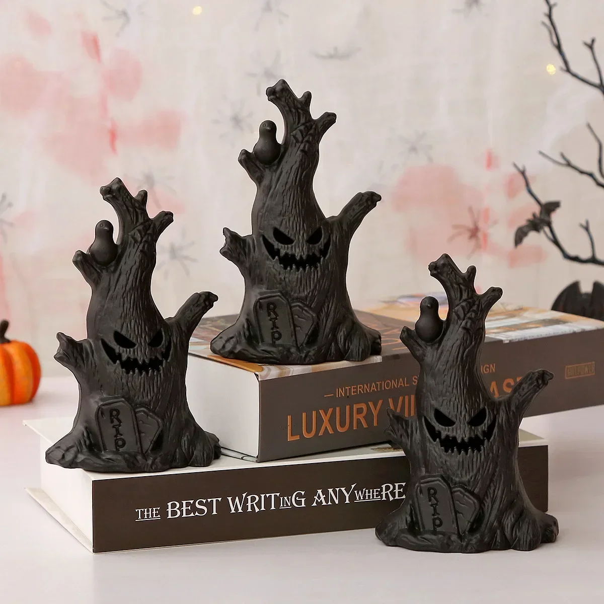 Gruselige beleuchtete Halloween-Ornamente – LED-Kürbislampe, Geisterbaumstumpf, flackernde Kerzen für die Dekoration im Innen- und Außenbereich – Detail 11