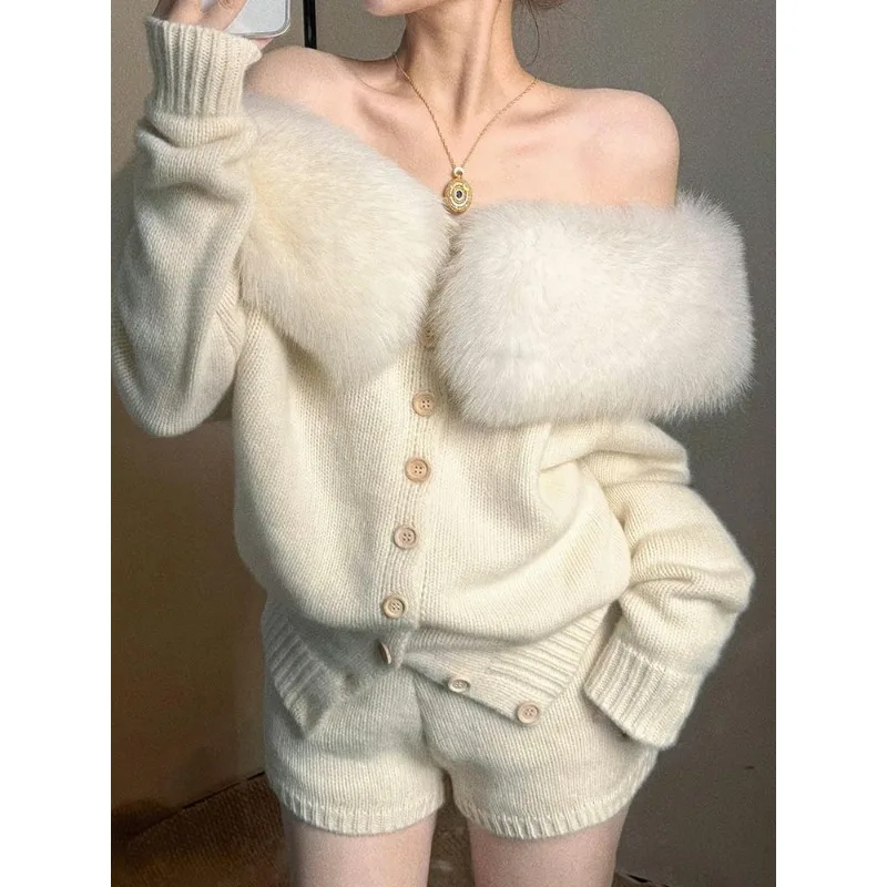 Delikatny wiatr, temperament, futrzany kołnierz, odkryte ramiona, kardigan z długim rękawem, zestaw damski: kurtka i szorty z wysokim stanem.