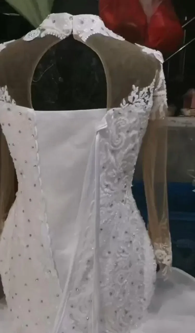 ชุดแต่งงานประดับคริสตัลวิบวับแบบสั่งทำพิเศษ แขนยาวผ้าออร์แกนซ่าหลายชั้น