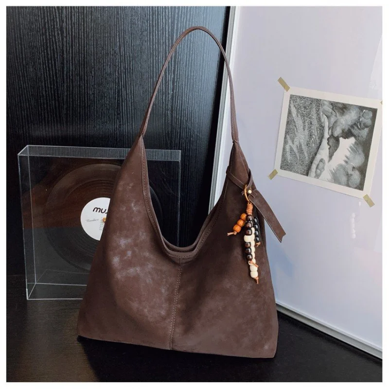 

Высококачественная женская сумка через плечо с логотипом известного дизайнера и повседневным винтажным атмосфером, идеально подходящая для ежедневных городских поездок на работу ​